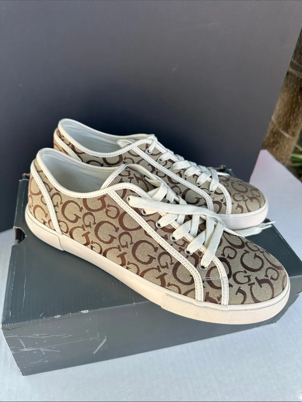New Guess Men’s Tan and Brown Logo Sneakers SZ 12